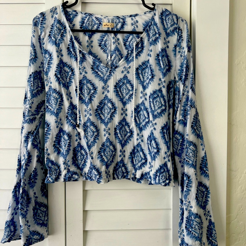 Hollister White Long Sleeve V‑Neck Boho Top with Blue Ikat Print